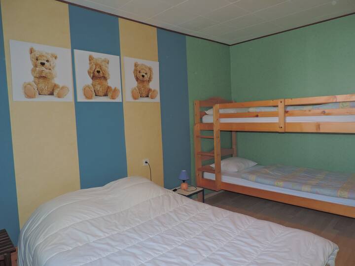 Schlafzimmer 2
1x Doppelbett 140x200cm //
1 Etagenbett= 2x 90x200cm