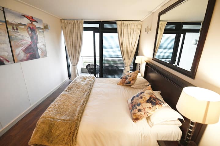 Dhoma kryesore e gjumit me hapësirë të bollshme me një krevat dopio "king". Shijo një pamje të shkëlqyer të detit nga kjo dhomë. 