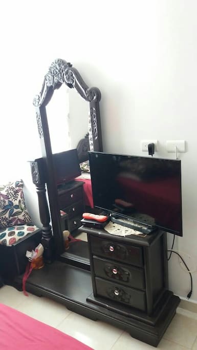 tocador,nochero y televisor!!
