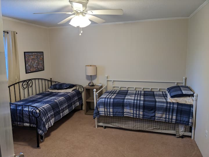 מיטות יום נוחות, באחד יש Trundle.