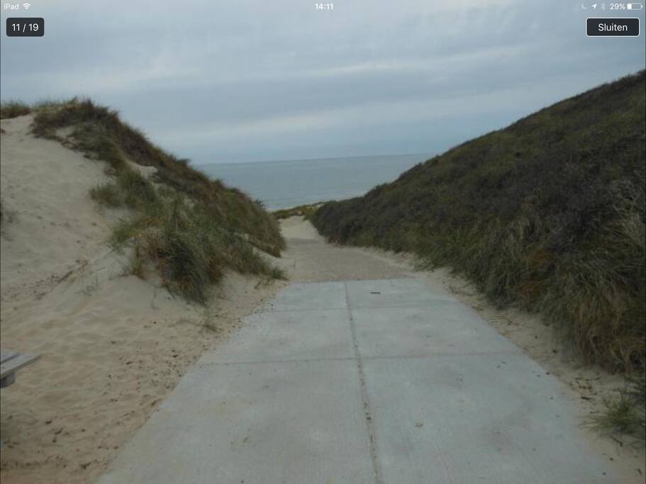Doorgang strand op ongeveer 1,5 km van het huisje
Mooie wandelroute door het bos...op het strand 3 strandtenten...