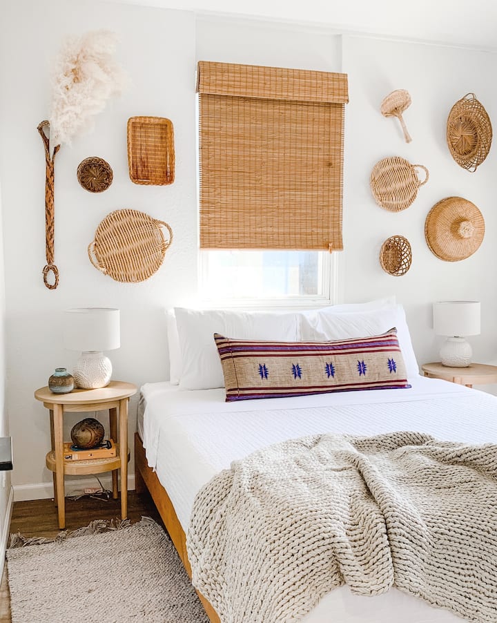 Првата спална соба има брачен кревет со душек од мемори пена и е составена од мека, квалитетна постелнина