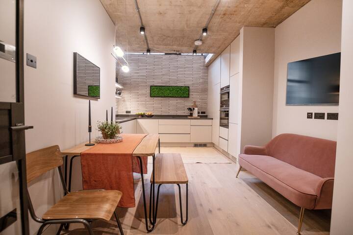 Sleek & Modern Duplex Apartment in Bloomsbury gallery image 4