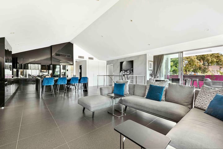 Modern Urban Penthouse: Art, Comfort, Car Parking gallery image 2