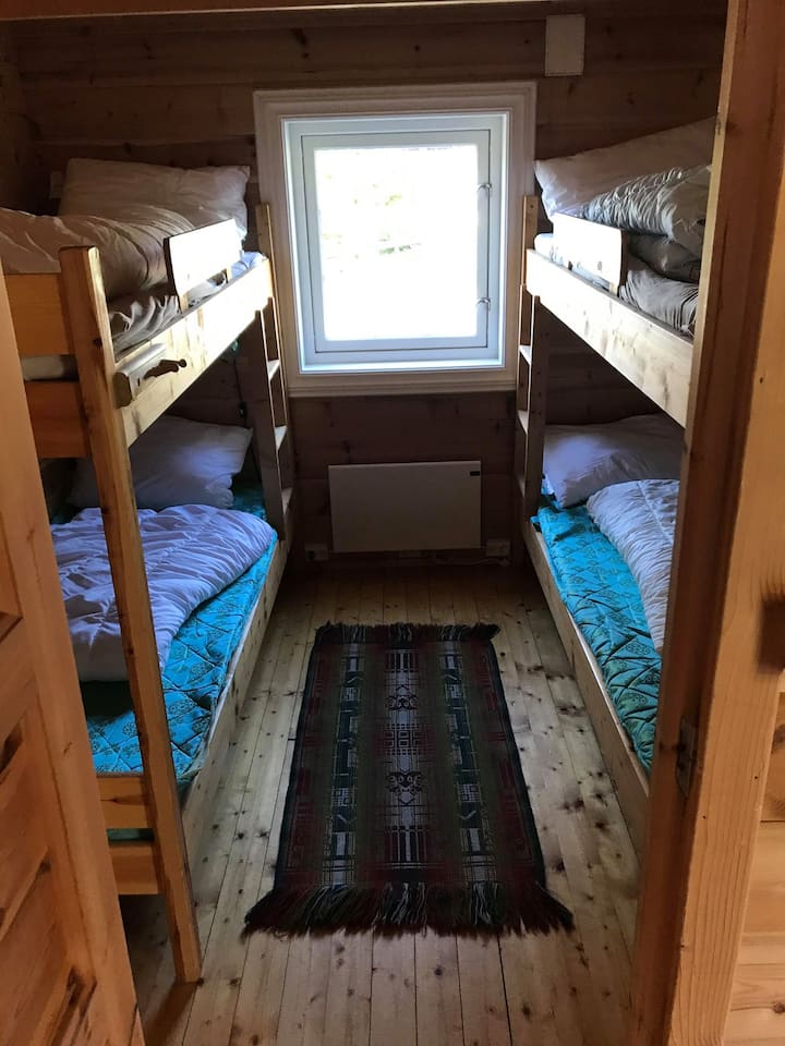 Ორსართულიანი საწოლის ძველი სექცია. Მხოლოდ მოუგვარებელი საძინებელი. Მთლიანობაში, ჩვენ გვაქვს 13 საწოლი, ოთხი მათგანი ამ საძინებელში, სხვა საძინებლები ერთი ან ორი. 