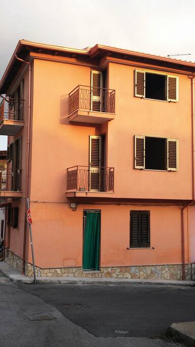 L'esterno / The house