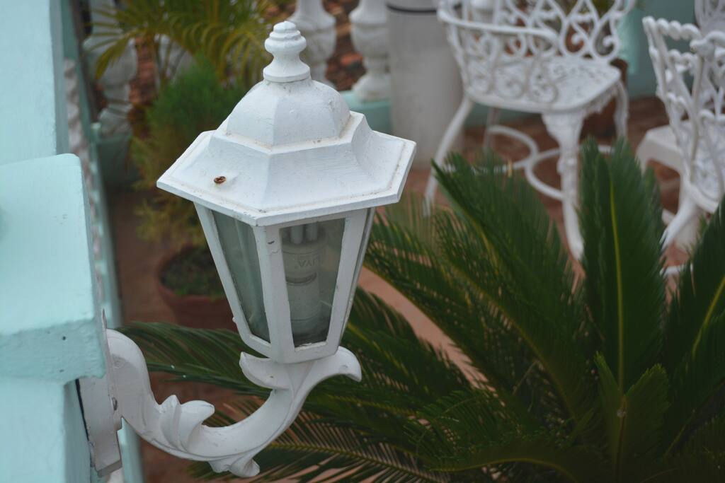 In the hostel the colonial style with the modern one is agreed./ En el hostal se convinan el estilo colonial con el moderno.