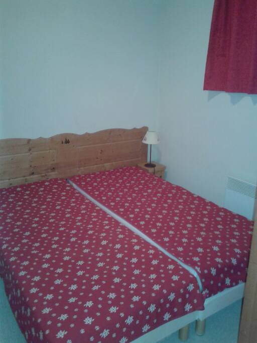 Chambre avec grand lit