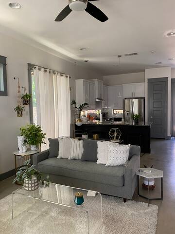 2/1.5 a mile from Downtown! gallery image 5