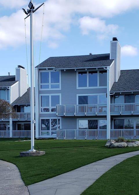 Landings Condo- Lake Charlevoix Awesome View