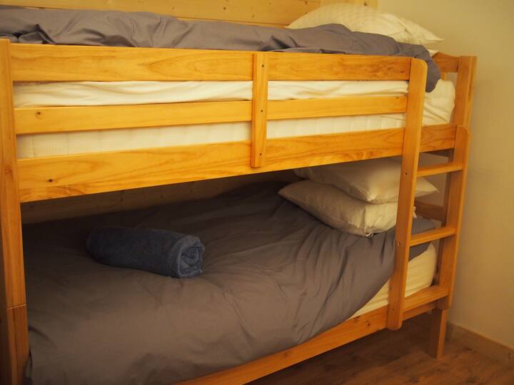 Dormitorio 5 en la planta baja: dos pares de literas de tamaño completo con capacidad para 4 niños cómodamente.