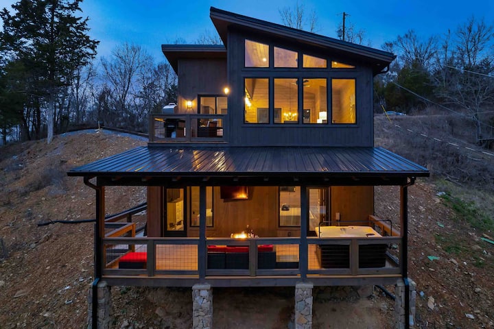 Perfect Modern Cabin For Couples Hot Tub Indoor Fireplace Pet Friendly - Sevierville, TN