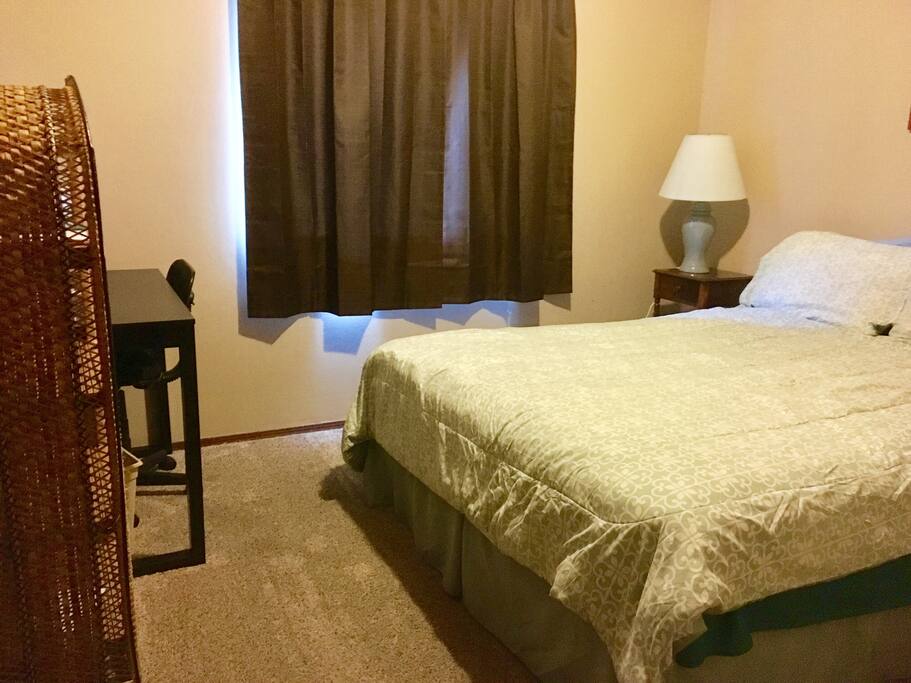 Middle BR w queen bed