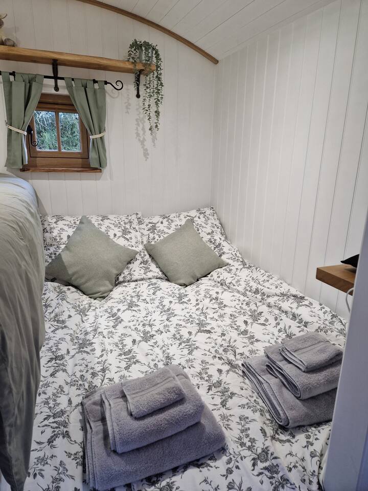 The cosy double bed.