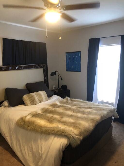 Master bedroom (very comfortable queen bed)