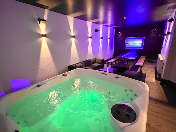 SLEEPS UP TO 25 - NEW LUXURY GROUP ACCOM/ HOT TUB