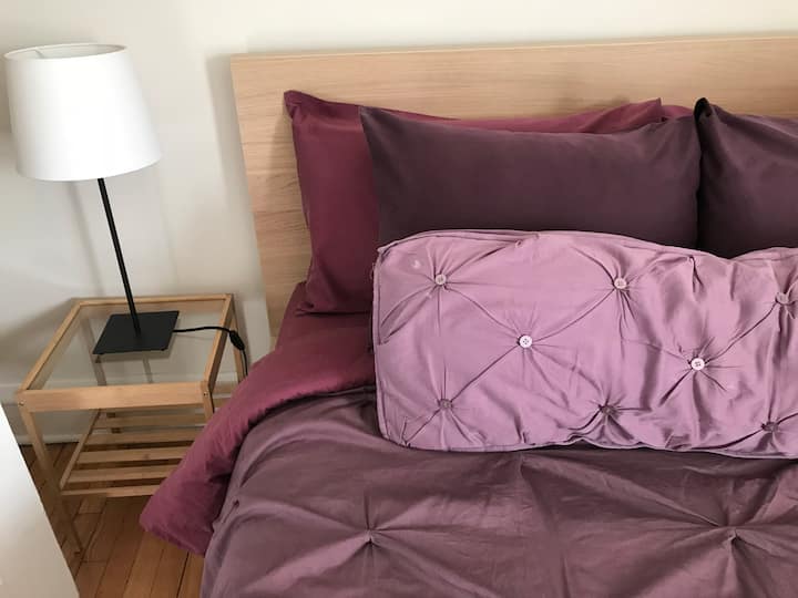 Master има брачен кревет (широк 150-179 см) со постелнина од 400 броја и долен шалтер.