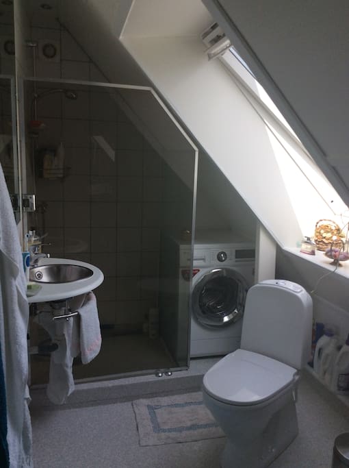 Toilet med brusebad på 1.sal