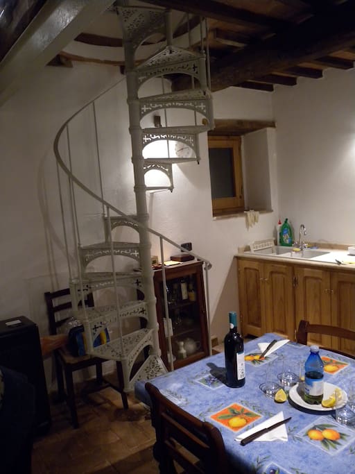 La scala che dalla cucina porta alla zona notte