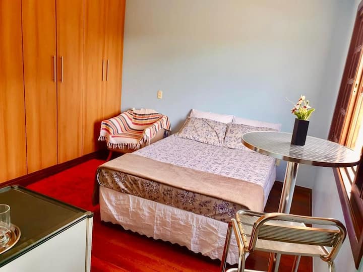 Აპარტამენტი საკაბელო ტელევიზიით, მინიბარით,  სამუშაო მაგიდით და გარდერობით. 