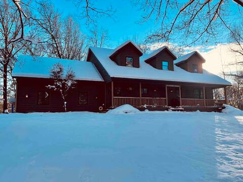 Rustic Root Retreat-Pet friendly w/Patio & FirePit