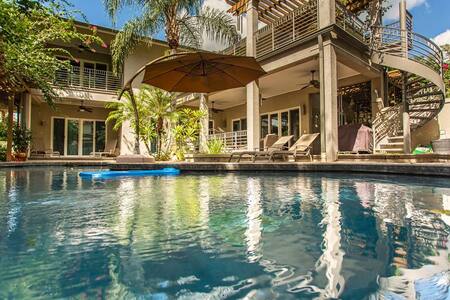 A QUEEN SUITE W. PRIVATE BATH & BALCONY