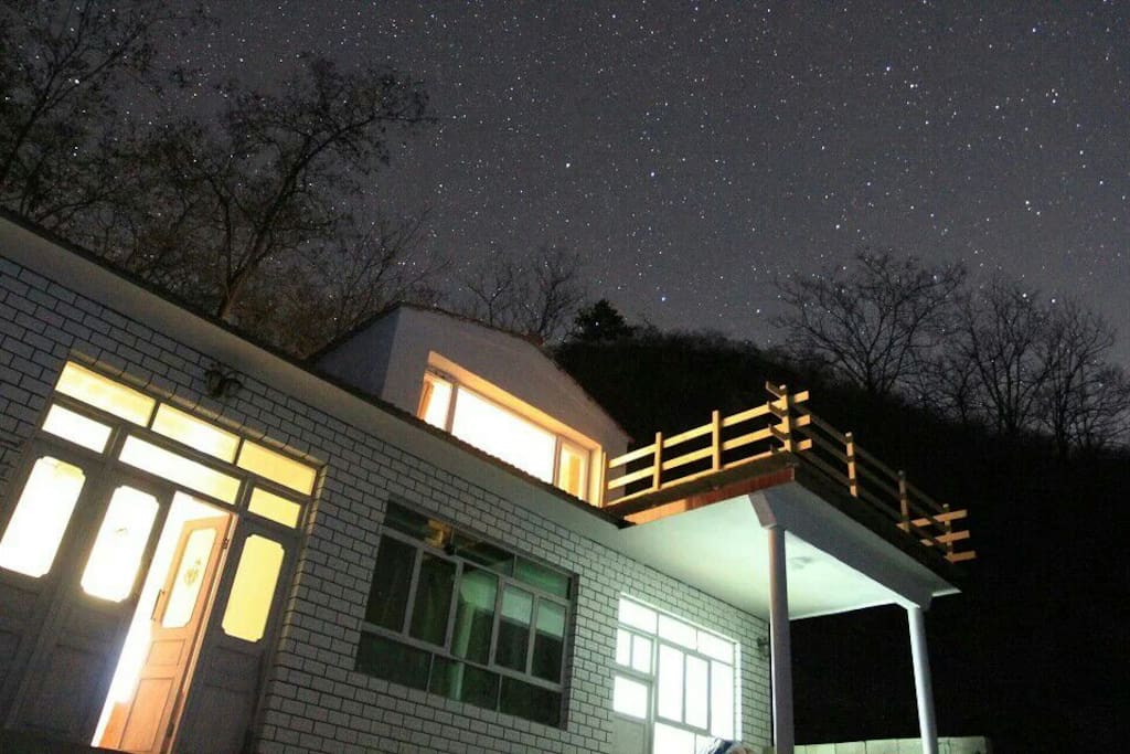 依山而筑,傍水静立,夜晚抬头可见满天繁星……