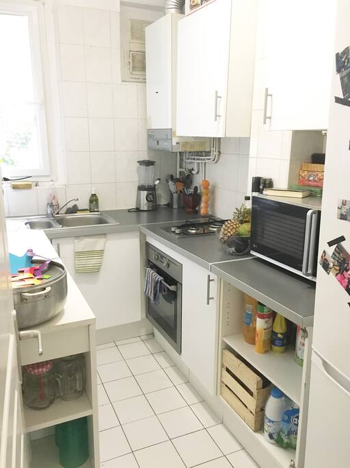 Une belle petite cuisine bien équipée.