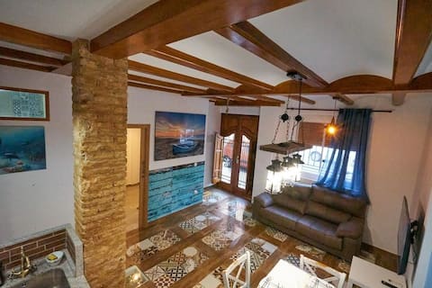 Anuncio de Airbnb popular: Nice house with 3 bathrooms, patio near the beach en Poblats Marítims