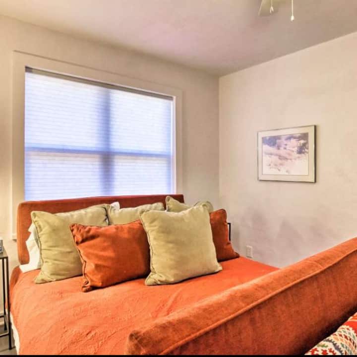 Chumba cha kulala 3 na Kitanda cha Malkia na Jack na Jill ufikiaji wa bafu.