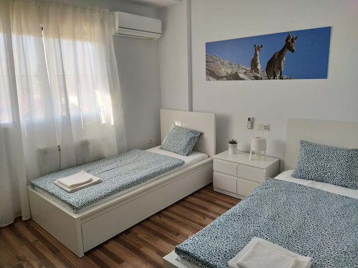 Dormitorio con camas individuales, cómodo y funcional. Ideal para niños, adolescentes o estancias con amigos, ofreciendo un espacio práctico y agradable para descansar durante la estancia en Granada.