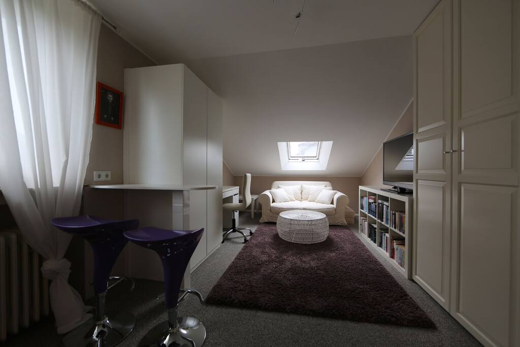 Zimmer 1 mit zwei Boxspringbetten die auch zusammengeschoben werden können. Zimmer hat TV, Schreibtisch und Miniküche.