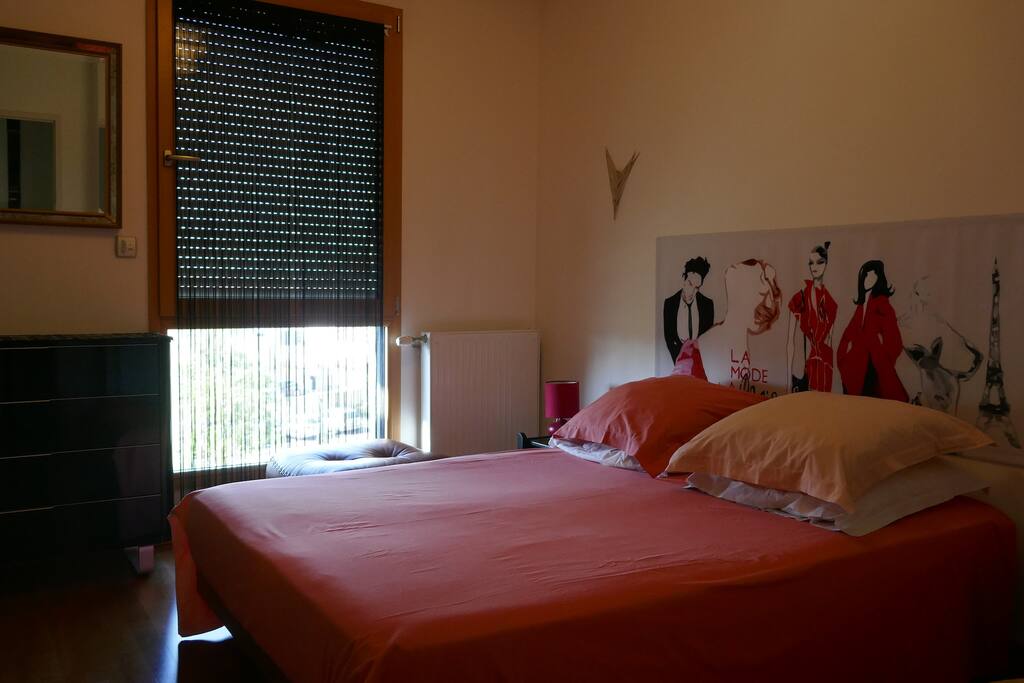 Chambre "La mode à Paris" ,un lit deux places,une commode.