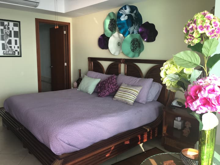 Recámara principal con vista al mar . 