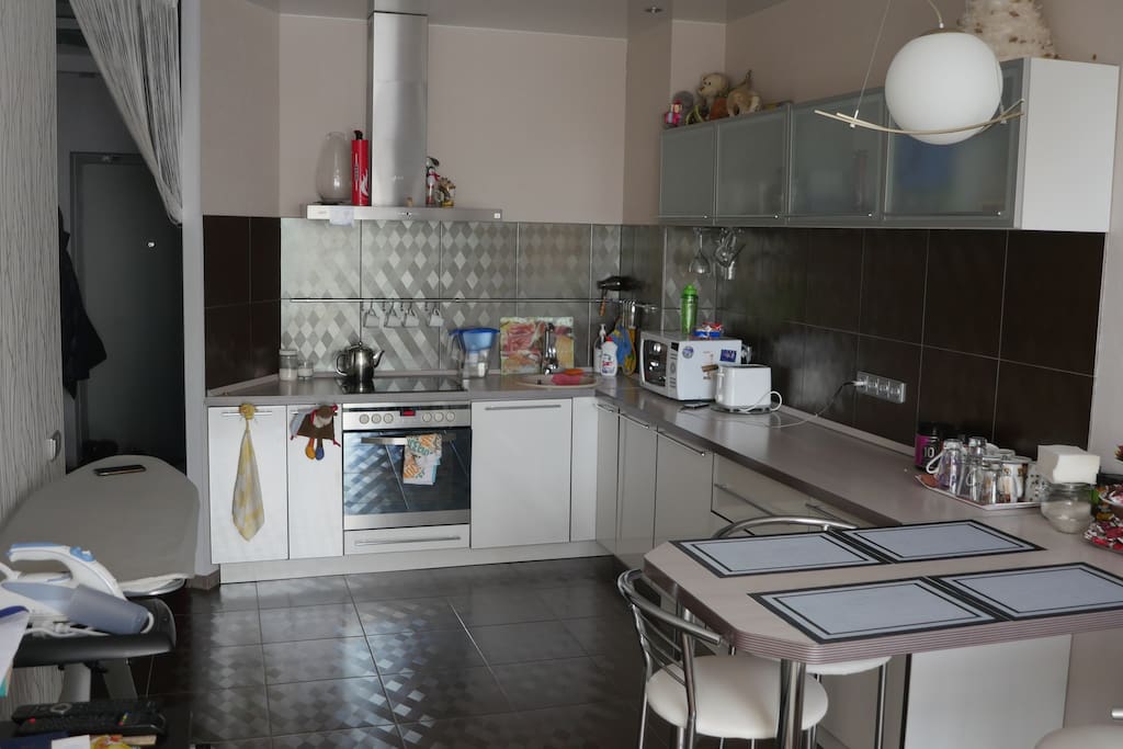 Kitchen — electric stove, microwave, dishwasher, oven, plates and dishes
Кухня — электрическая плита, микроволновка, посудомоечная машина, духовка, посуда и столовые приборы