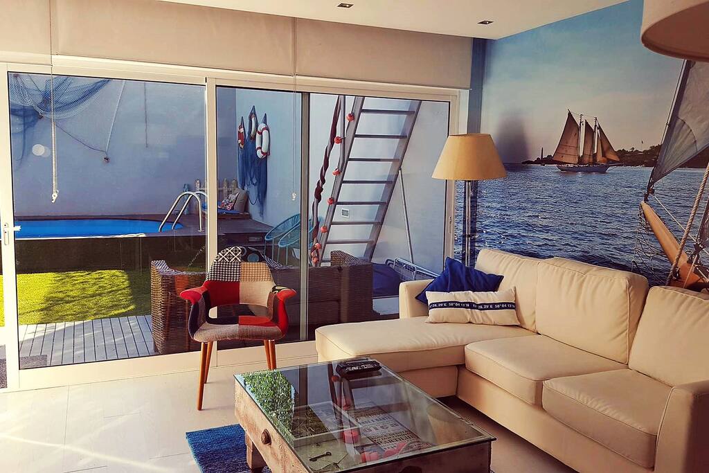 sala com vistas para a piscina
