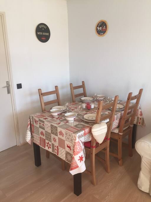 coin repas dans le salon, avec table extensible