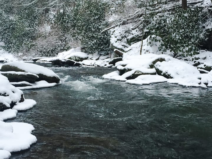 Enchanting Riverfront Retreat Romantic Getaway Houses for Rent in