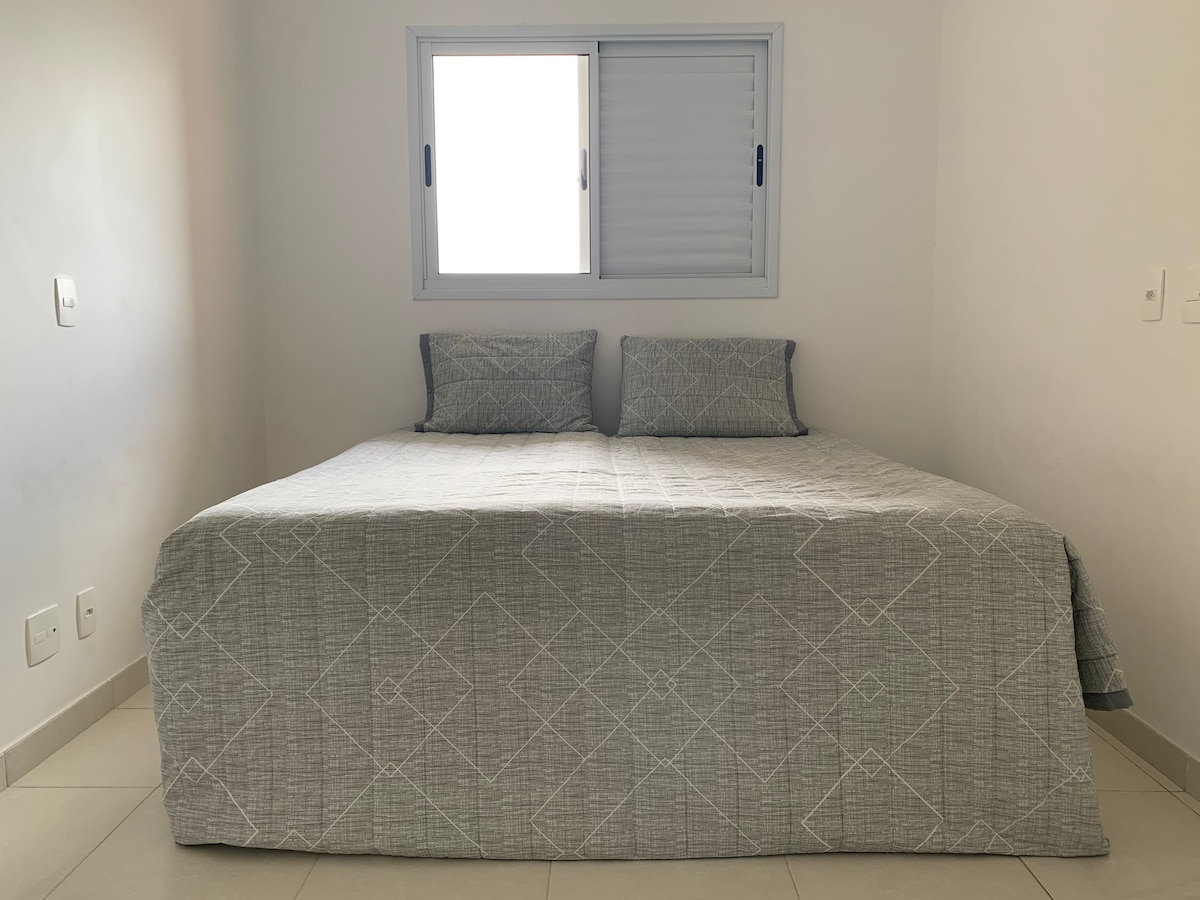 חדר שינה עם 3 מיטות זוגיות או 4 מיטות יחיד ו -2 מזרנים 