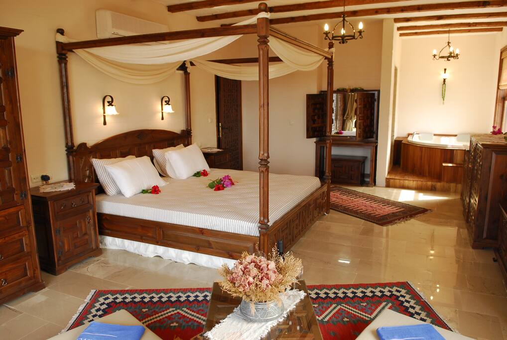 4 poster super king size beds and sitting area in each room
