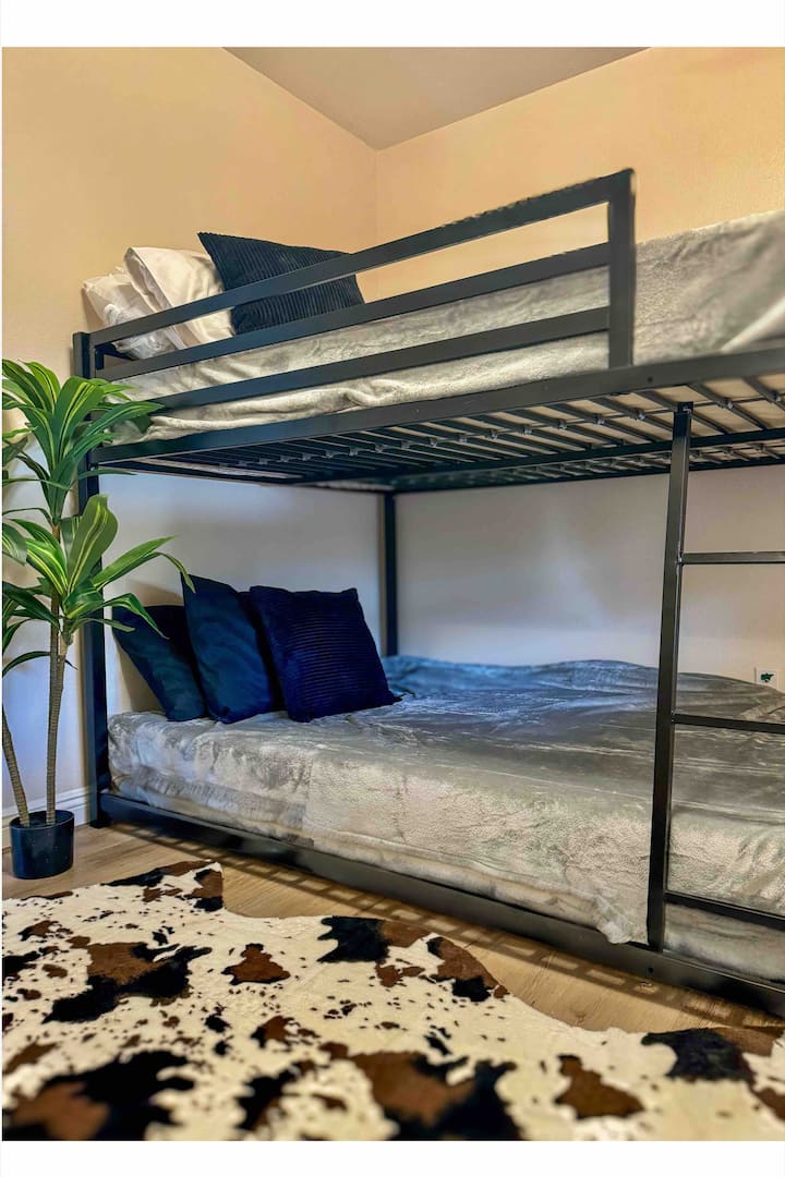 Სრული ზომის ორსართულიანი საწოლი 