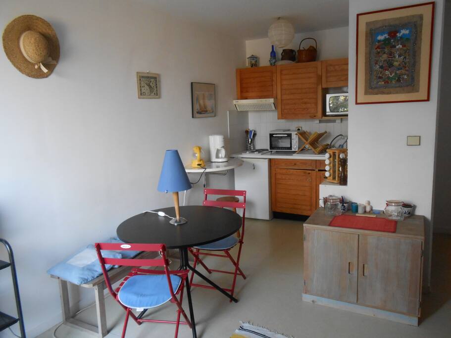 Kitchenette équipée et séjour lumineux.