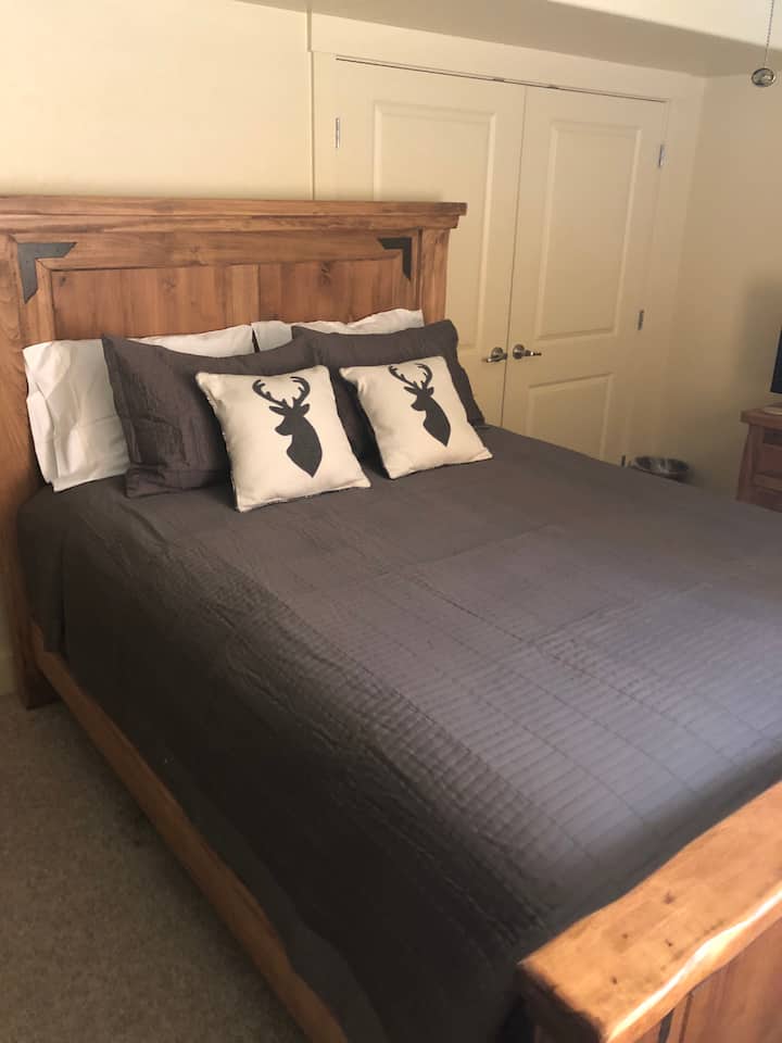 Спалня на долния етаж, двойно легло, камина и самостоятелна баня с душ.