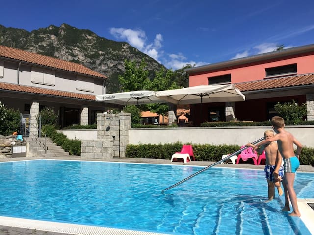 Fully furnished bungalow tent Lake Idro (5)