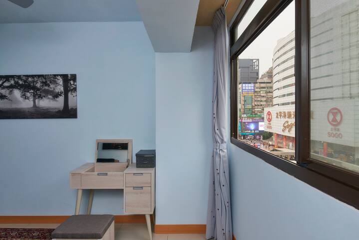 H&K 3/2 SOGO SOHO at Zhongxiao Fuxing gallery image 5