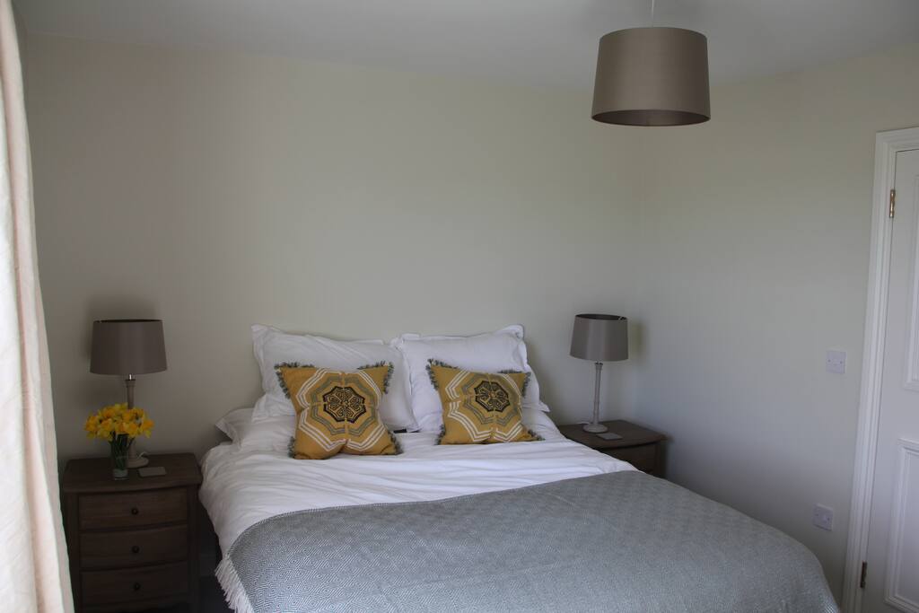king size bed with Egyptian cotton sheets