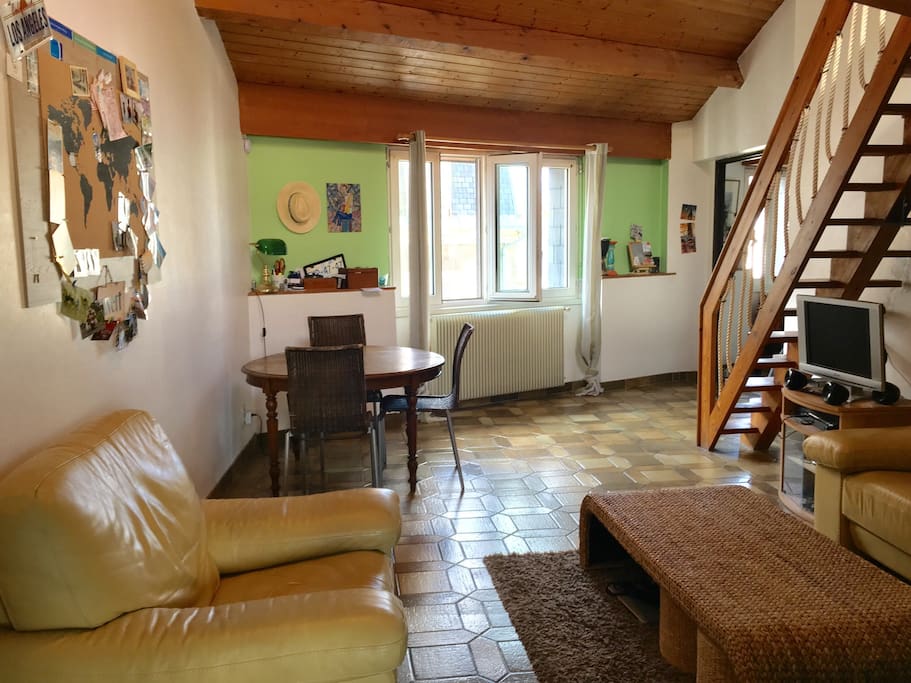 La table en bois peut être prolongée pour accueillir maximum 11 personnes. The wooden table could be extended for serving maximum 11 persons