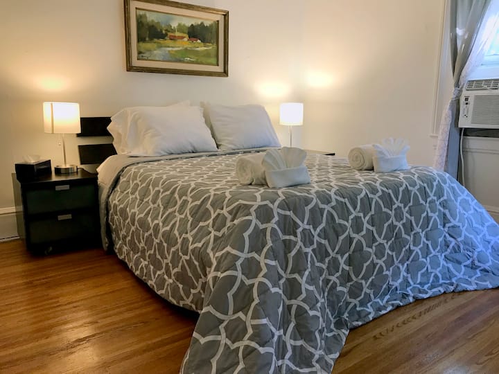 Bedroom 1
Down alternative comforter, Queen size comfy soft foam mattress. 