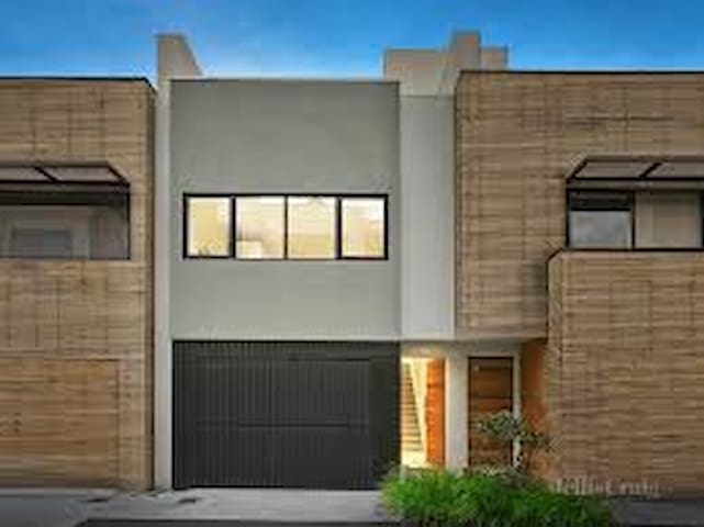 Cozy room next to University of Melbourne