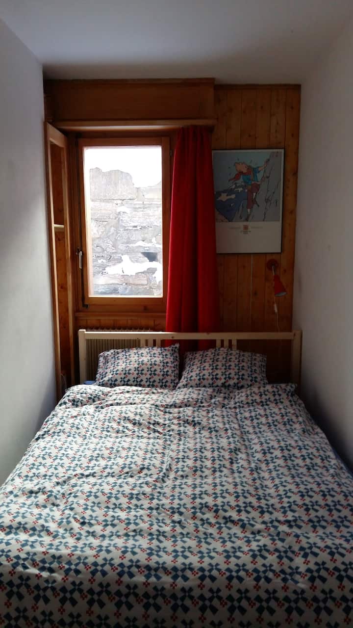 Cama de 140 cm en la pequeña habitación